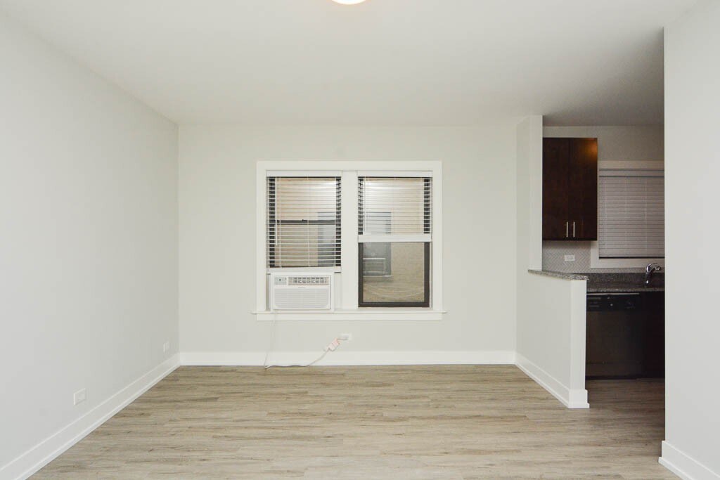 Building Photo - 708 W Brompton Ave