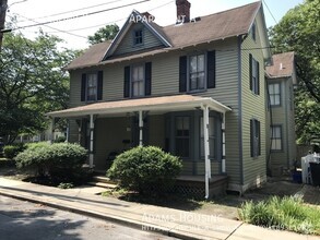 Building Photo - Charming 2 Bedroom