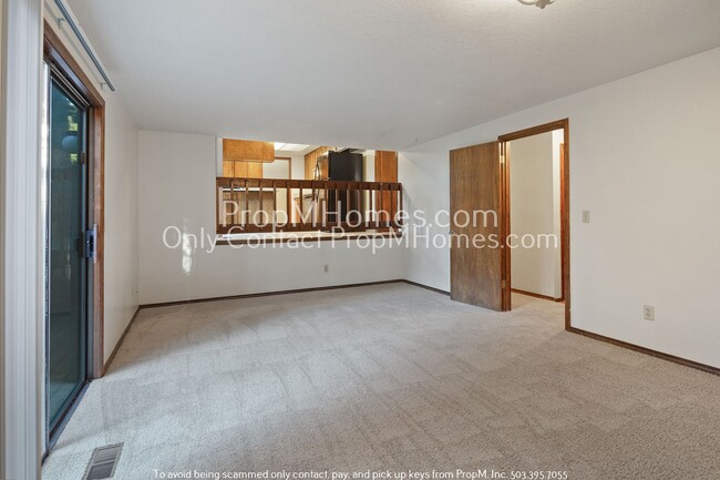 Building Photo - Spacious Tri-level Four Bedroom Home On Qu...