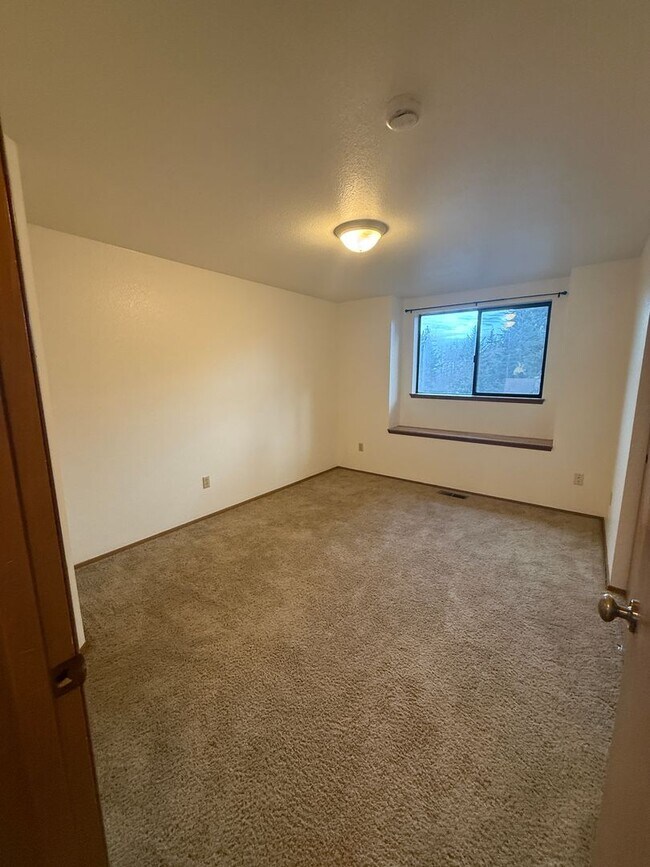 Building Photo - 3 BED 2.5 BATH WITH DAYLIGHT BASEMENT & BONUS ROOM - SPACIOUS CORNER LOT