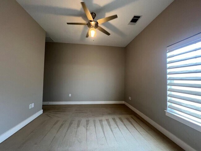 Building Photo - 2520 Bluebonnet Ln
