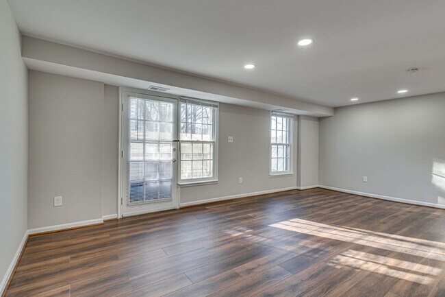 Building Photo - Renovated Home in Pinewood Lake Neighborhood