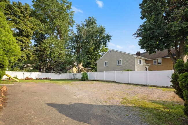 Building Photo - 66 Watson Ave