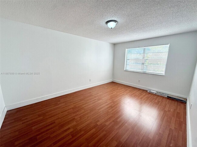 Building Photo - 9301 SW 92nd Ave