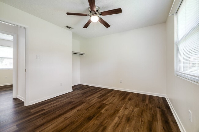 Building Photo - 209 E Tietgen St