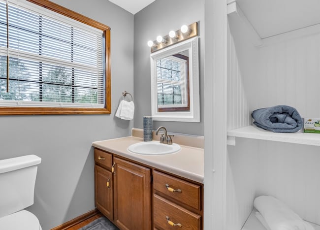 Building Photo - Fully furnished 3 bedroom, 2 bath home!