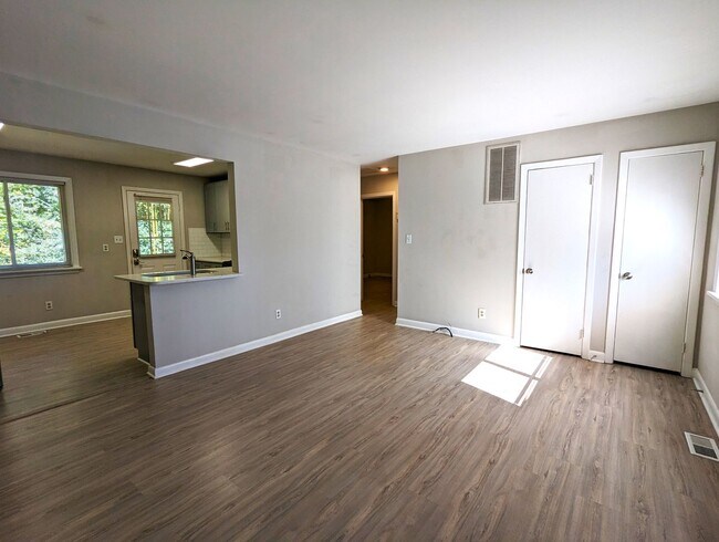 Building Photo - 3906 Lexington Dr