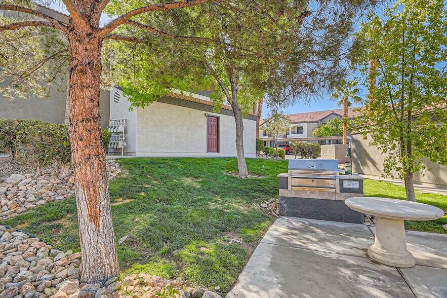 Building Photo - 950 Seven Hills Dr