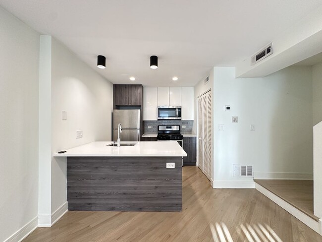 Building Photo - 949 W Grace St