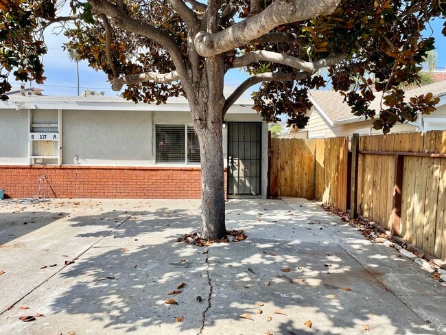 Building Photo - Single level duplex a block to the beach!