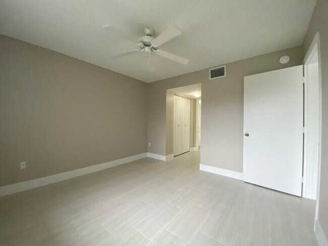 Building Photo - 1600 Crestwood Ct S