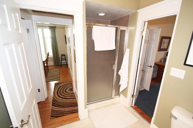 Building Photo - NICELY MAINTAINED 4 BED QUEENE ANNE HOME FOR RENT W GARAGE!