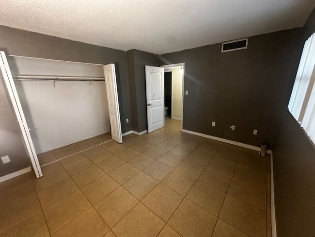 Building Photo - Spacious 2/2 Close to UF