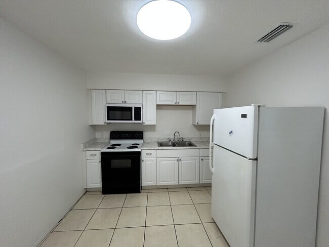 Building Photo - "Charming 3-Bedroom Home in St. Petersburg with Spacious 1,199 Sq Ft Layout!"