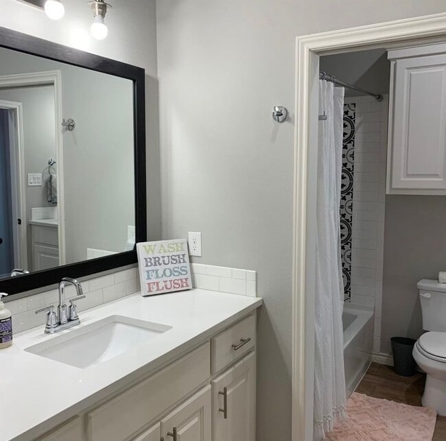 Building Photo - Gorgeous 4 bedroom 2 bathroom Available September!