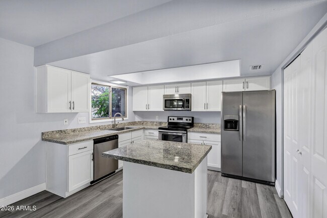 Building Photo - 14 E Hermosa Dr