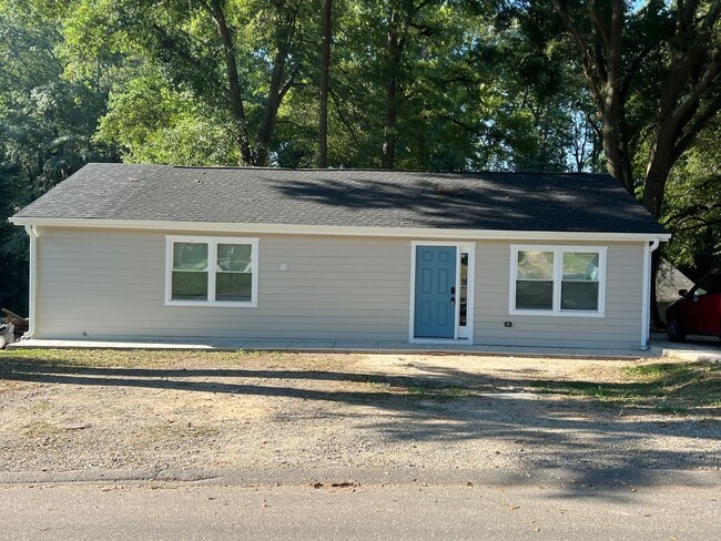 Primary Photo - 915 Brandon St