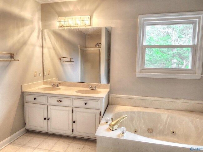 Building Photo - 120 Silver Creek Cir