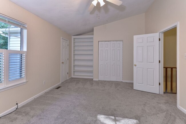 Building Photo - Convenient Coventry Townhome