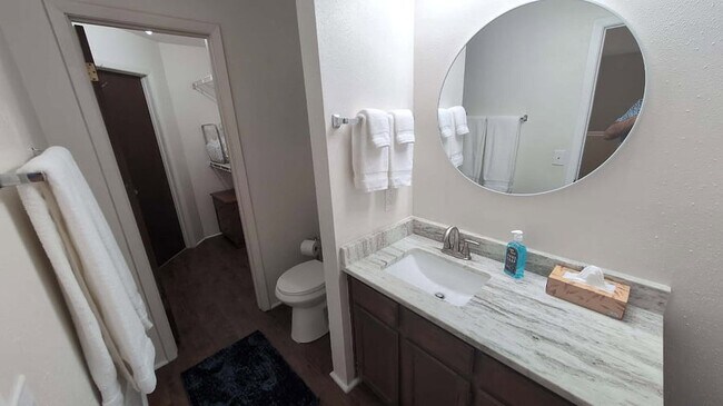 Building Photo - 1305 W Villa Maria Rd