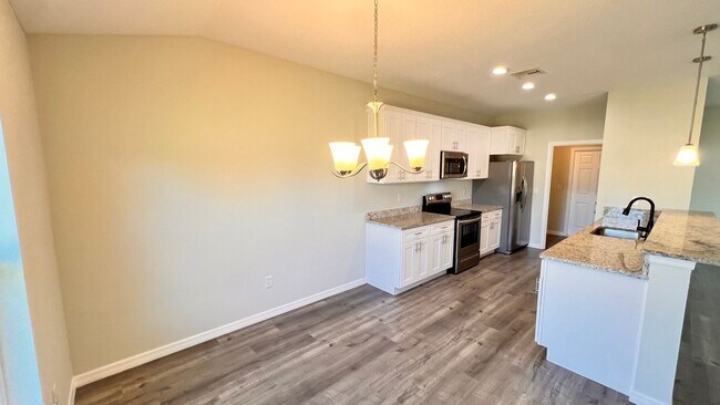 Building Photo - DISCOVER THE BEAUTIFUL 2 Bd/2Ba Duplex in Sebring!!