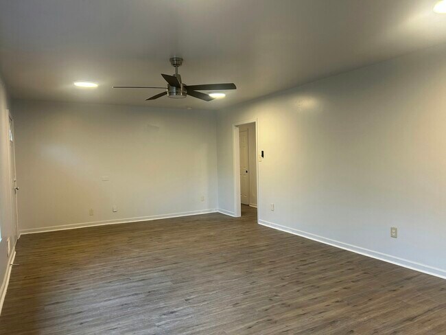 Building Photo - 1011 Ave Of Pines