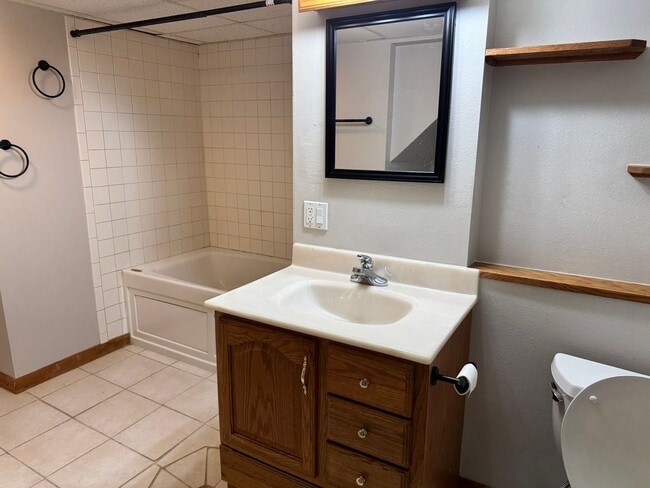 Building Photo - 5 Bedroom ,3 bathroom Single Family Unit