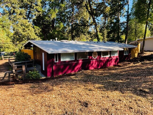 Building Photo - Charming 4 bedroom 2 bath home- West Linn, OR