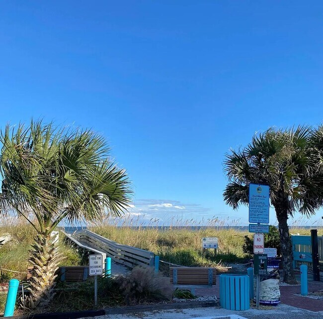 Building Photo - Atlantic Beach Gem!