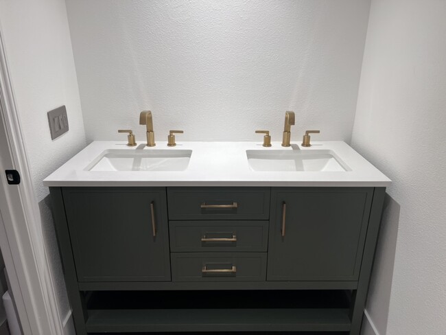 Primary suite dual vanity - 13729 Carnaby St