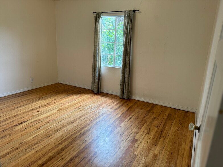 Large 2nd bedroom - 3243 Mountain View Ave