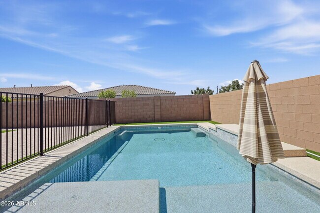 Building Photo - 10631 E Thatcher Ave