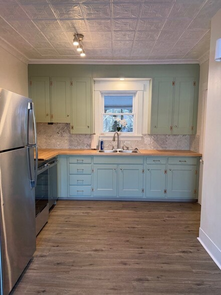 Building Photo - 131 George St