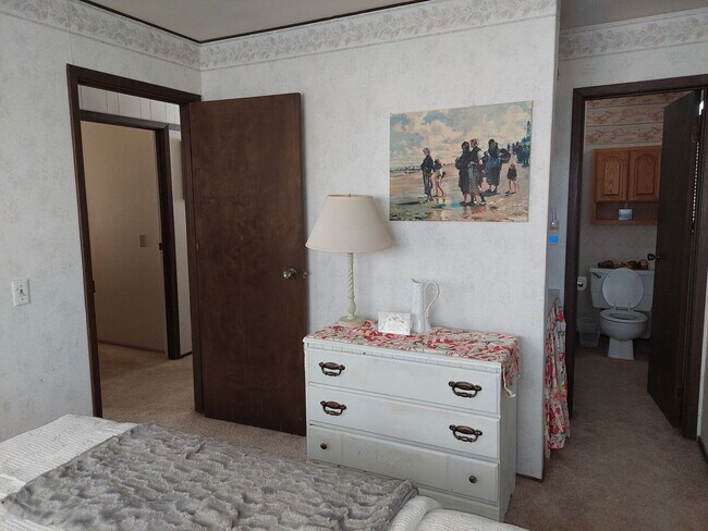 Building Photo - Large furnished 4 bedroom home with 2 car ...