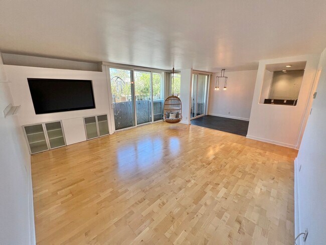 Building Photo - Modern 2 bedroom Gem Near Bixby Park | Private Balcony & Secured Parking