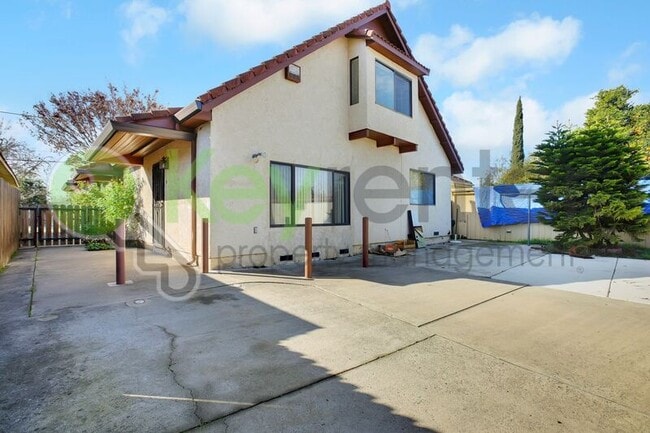 Building Photo - 809 N Hobson Ave