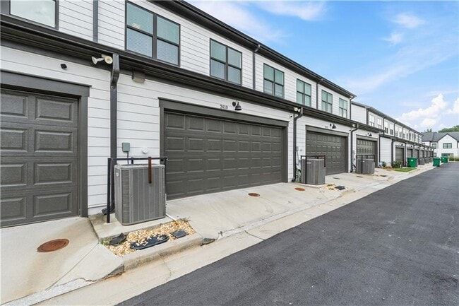 Building Photo - 2410 Lakeshore Ln