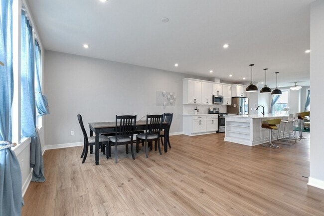 Building Photo - 6032 Windsor Dr