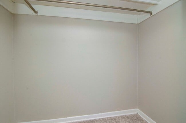 Building Photo - Great Location - 1 Bedroom 1 Bath Duplex w/ Backyard