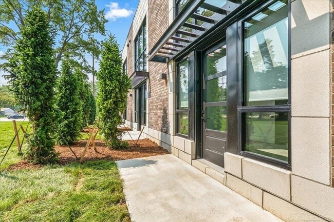 Building Photo - 432 W Tienken Rd