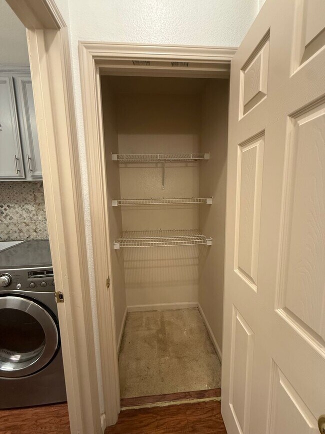 Building Photo - Nice Home with great floorplan