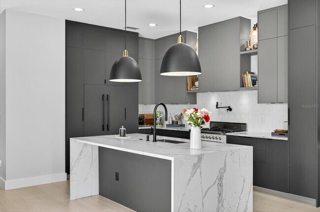 Building Photo - 423 W Amelia Ave