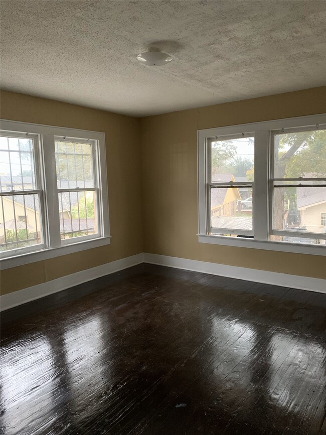 Building Photo - 2317 Wilshire St