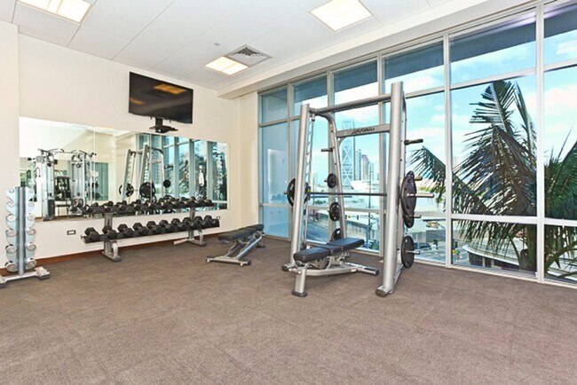 Building Photo - Luxurious Convenience in the Heart of Honolulu - Waihonua 2904