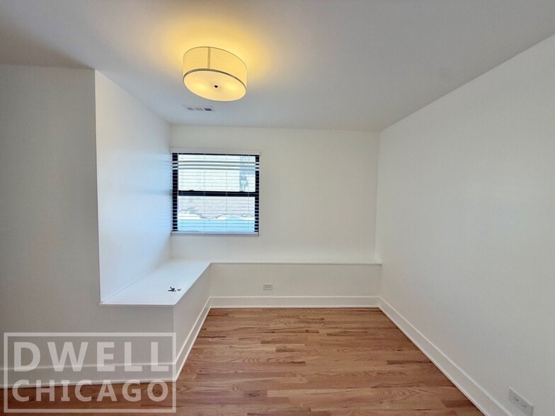 Building Photo - 916 N Noble St