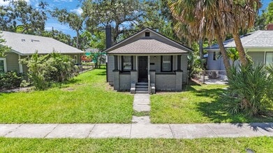 Building Photo - Cosy 2 bedroom 1 bath home with nice size yard $1850 SECTION 8 WELCOME**