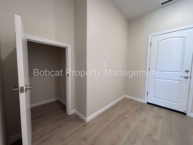 Building Photo - 852 Furlong Dr