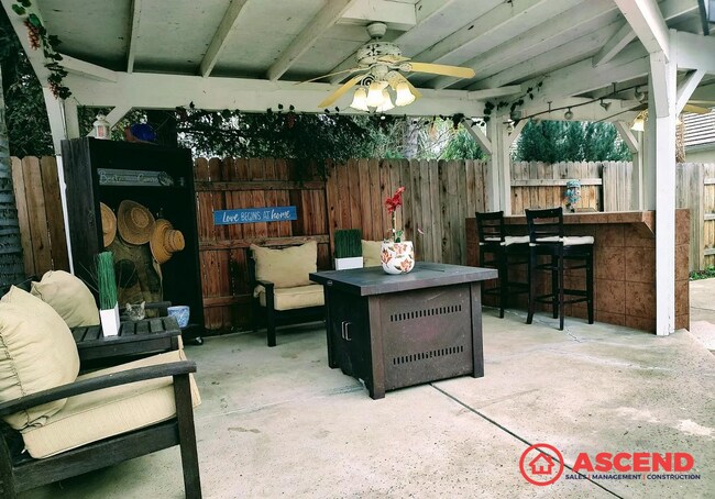 Building Photo - Spacious 5 Bed / 2 Bath Home Near Riverlakes Golf Course!