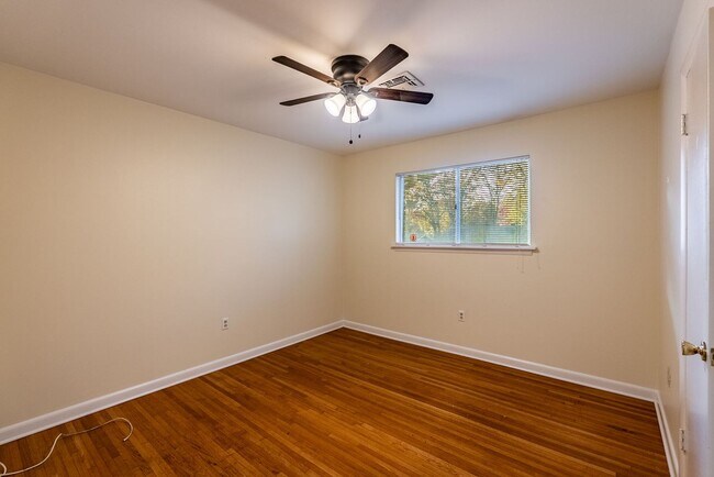 Building Photo - Midtown 3BR Near UAMS w/ Hardwoods, W/D, & Fenced Yard