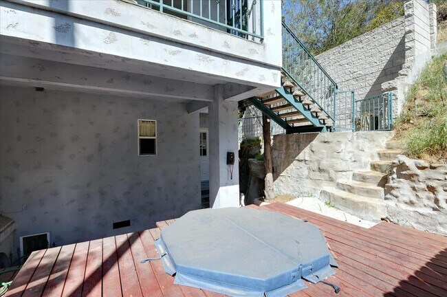 Building Photo - 8527 Wonderland Ave
